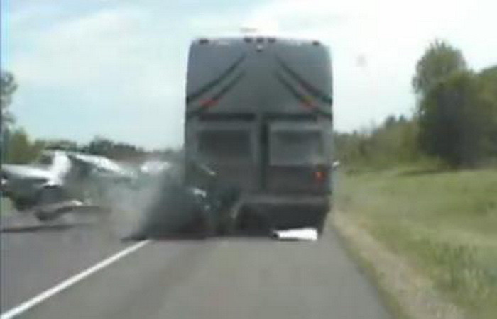 Un barbat isi duce sotia cu viteza maxima spre moarte! URMARESTE cel mai groaznic accident filmat!