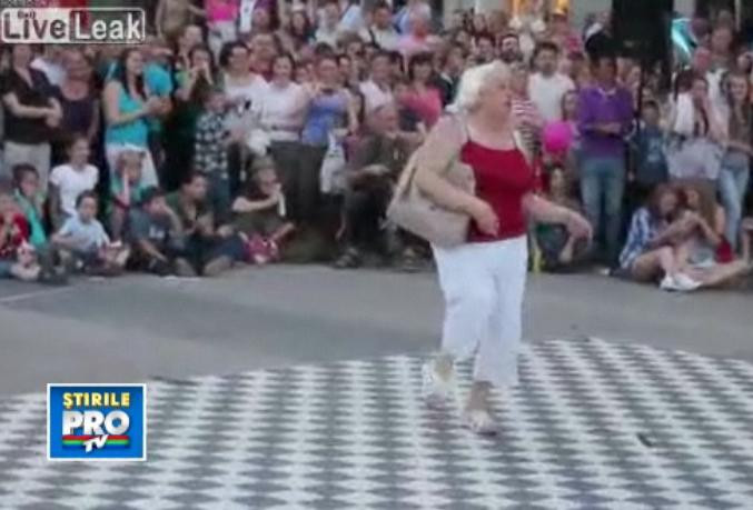 Cea mai tare batranica. A luat faţa unei trupe de dansatori chiar in timpul show-ului. VIDEO