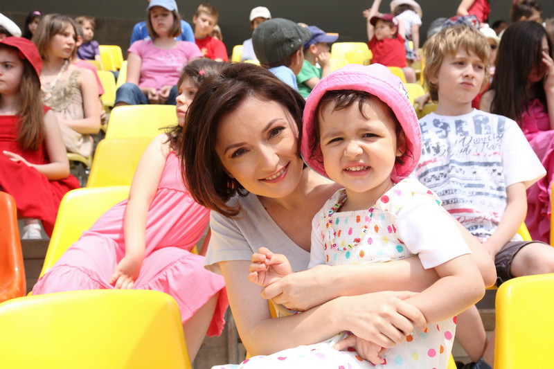 Peste 30.000 de romani au semnat petitia "Vreau si eu parintii mei" pe www.stirileprotv.ro