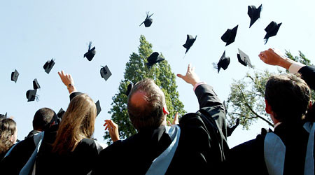 La 100 de ani, licentiat. A renuntat la studii in criza din '33, le-a terminat azi, tot in criza