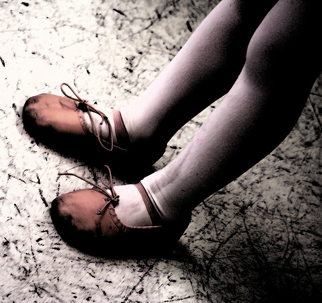 Fetita de clasa a III-a, atacata de o tanara de 25 de ani, in scoala