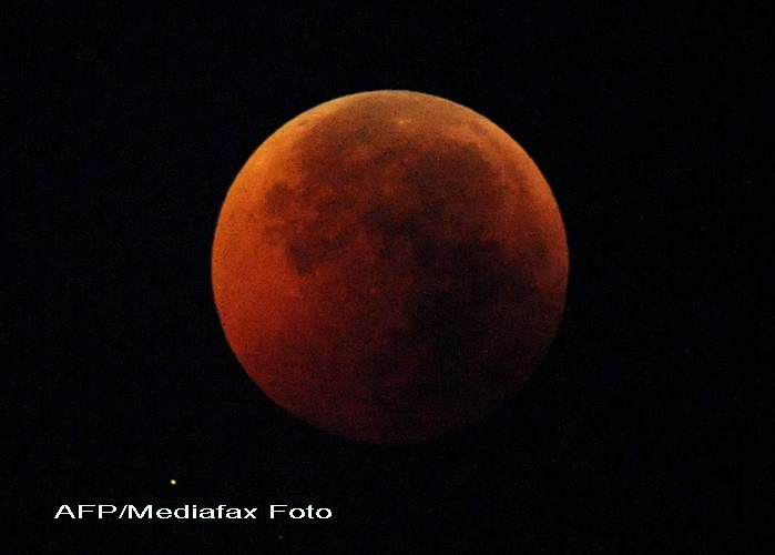 De ce se vede Luna rosie in timpul eclipselor. Explicatiile expertilor