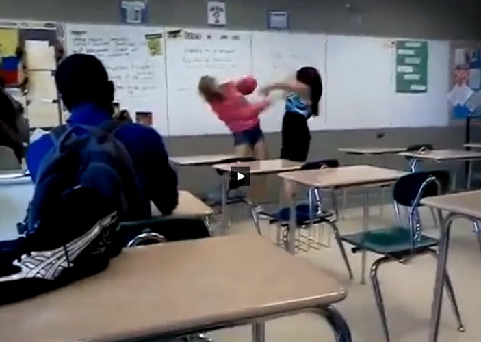 VIDEO. Bataie colegiala intre doua studente spaniole. Bruneta castiga