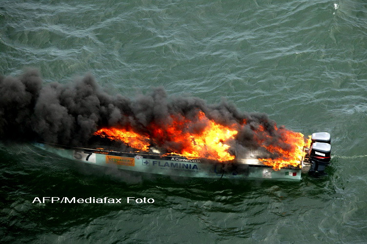 Un vas cu cinci persoane la bord a luat foc in Marea Neagra