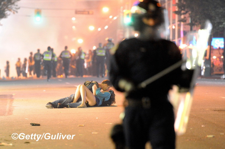 Cine sunt protagonistii celei mai frumoase fotografii, care transmite mesajul “Make love, not war"