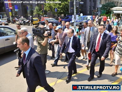 Din avantajele functiei de sef al Guvernului. Emil Boc a traversat pe rosu, cu ajutorul politiei