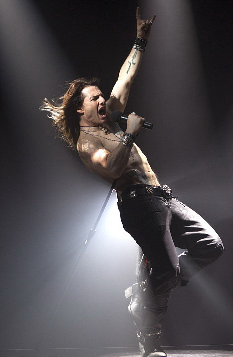 Ea cu abdomenul distrus, el impecabil la 50 de ani. Cel mai neobisnuit cuplu de la Hollywood. FOTO