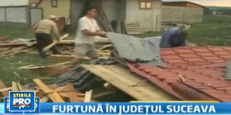 Urgie in Suceava. Vantul a smuls acoperisuri, a rupt copaci si a doborat stalpi de electricitate