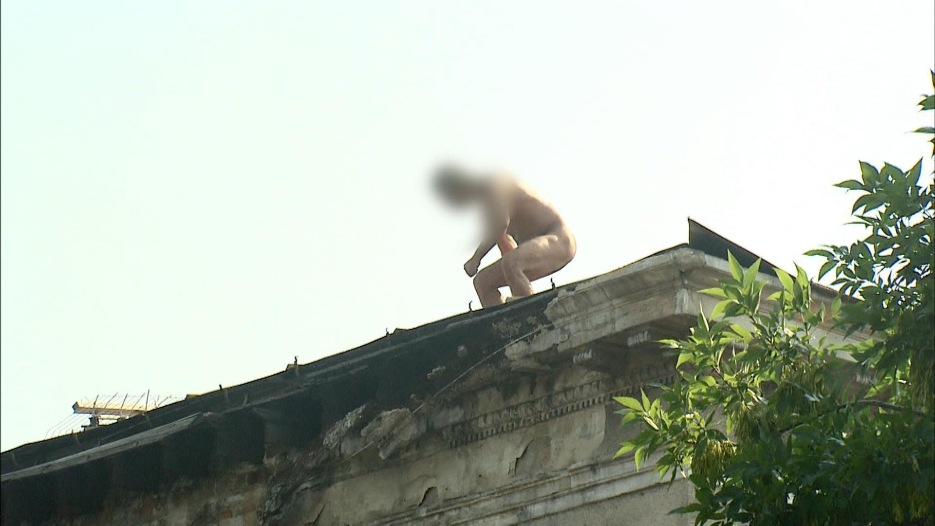 Protest extrem in Capitala. Un barbat gol da cu pietre in trecatori. Afla motivul