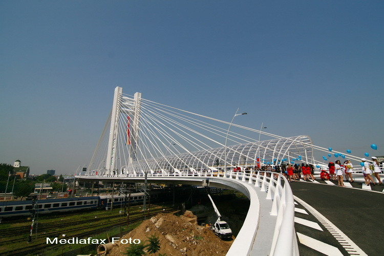 "Minunea" Bucurestiului a crapat. Asfaltul Pasajului Basarab e plin de gropi