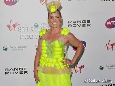 O concureaza pe Lady Gaga. O jucatoare de tenis s-a imbracat in mingi fluorescente. FOTO