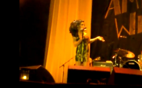 Amy Winehouse, urcata cu forta pe scena la Belgrad. Cine a obligat-o sa se faca de ras. VIDEO
