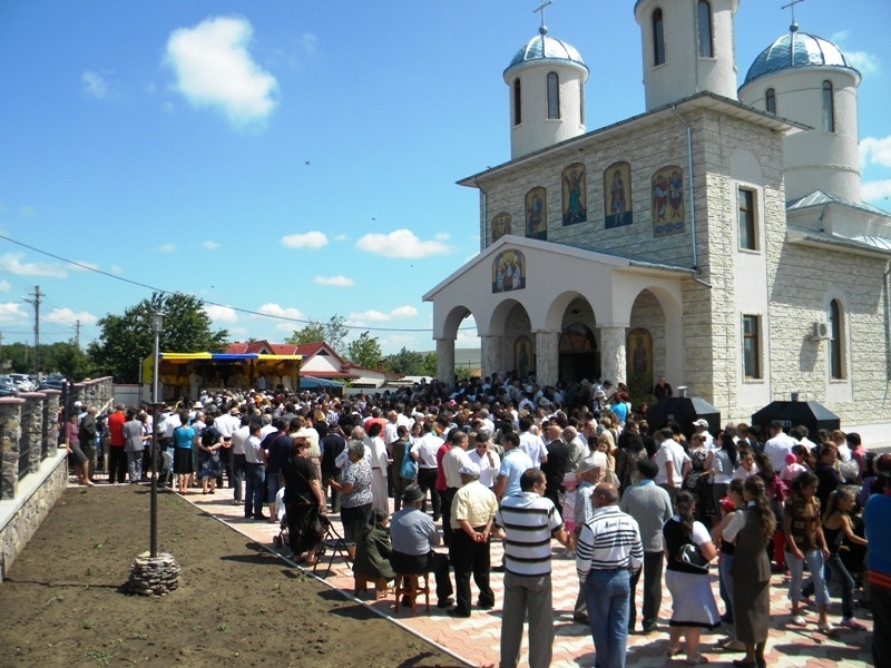 Scene neortodoxe la o biserica din Constanta. 200 de enoriasi au gonit preotii veniti sa slujeasca