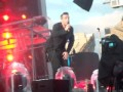 A uitat ca e pe scena! Robbie Williams si-a aratat 'barbatia' in fata a 80.000 de fani!
