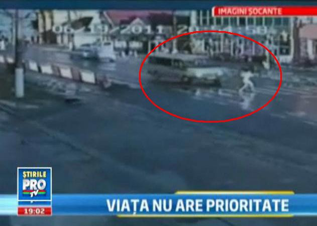 VIDEO SOCANT. Momentul in care o tanara de 18 ani e aruncata la 15 metri in aer pe trecere