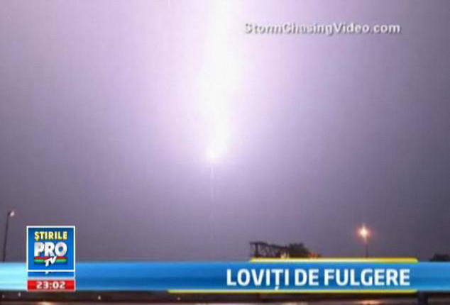 Un autocar cu peste 30 de copii, lovit de trasnet. COD GALBEN de vijelii si inundatii in toata tara