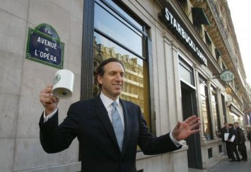 Cum salvezi o companie de la faliment. Ce miscari a facut CEO-ul Starbucks