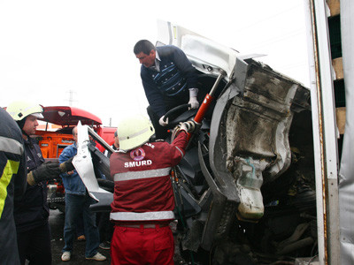 4 pompieri de la ISU Dambovita, grav raniti. Masina cu care mergeau la o interventie s-a rasturnat