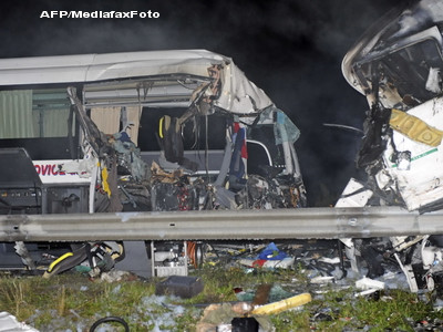 "Am spart geamul si am sarit". Marturiile supravietuitorilor din autocarul in care 5 romani au murit