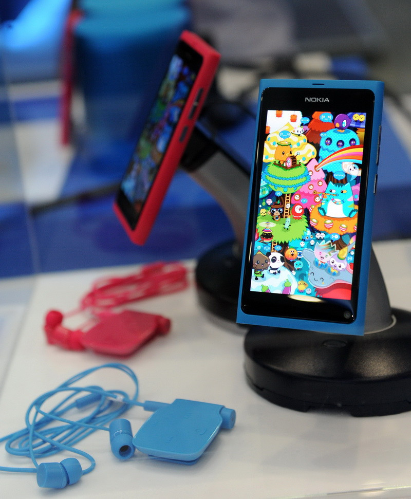 Nokia a prezentat smartphone-ul N9. Cum cred analistii ca se va vinde produsul.VIDEO si GALERIE FOTO