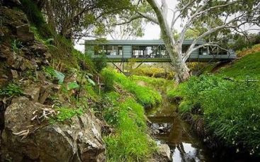 Cele mai neobisnuite 5 case in care poti sa traiesti. Cat costa locuinta construita pe un pod. FOTO