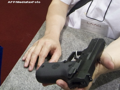 Opriti doar cu arma. Politistii au folosit focurile de avertisment pentru a tine pe loc 6 migranti