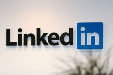 CV-ul pe reteaua de socializare LinkedIn, acum si in limba romana. Ce angajatori gasesti aici