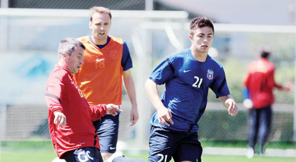 O poveste INCREDIBILA din vestiarul Stelei! S-a agatat de usa si a plans ca sa nu fie dat afara