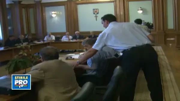 Un membru al CNA, balerin de profesie, a scos un pistol in Parlament. S-a lasat cu scandal