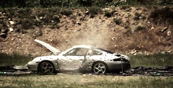 VIDEO SPECTACULOS. Cum s-a razbunat un american pe masina sa, un Porsche de 80.000 de dolari