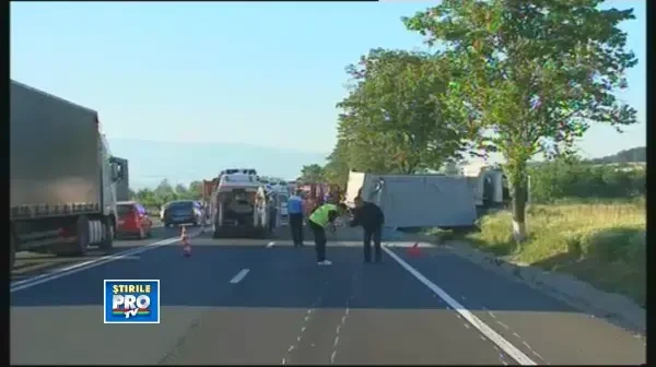 Un mort si 20 de raniti pe DN1, langa Sibiu. Un autocar s-a ciocnit cu o basculanta. PRIMELE IMAGINI