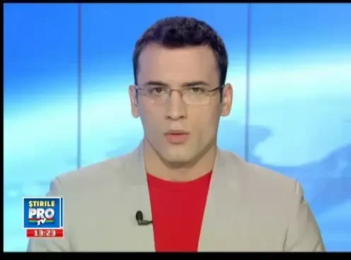 Tarat cu masina 200 de metri de o locomotiva, un sofer a scapat miraculos doar cu cateva rani