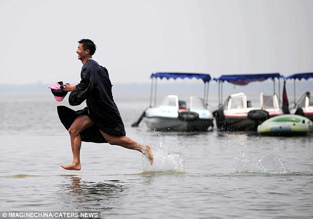 Tineri care sfideaza gravitatia. Alearga pe ape in ziua absolvirii facultatii. FOTO