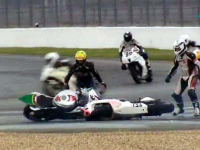 Cel mai neobisnuit (si amuzant) accident de motocicleta pe care l-ati vazut vreodata. VIDEO