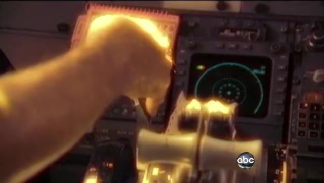 VIDEO. Pilotul guraliv. L-a auzit o lume intreaga cand isi gratula colegii: grase, mosi si gay