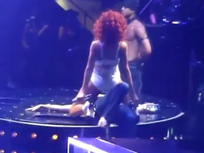 VIDEO / Noua nebunie: dansul in poala! Vezi cinci cantarete care au socat in concerte!