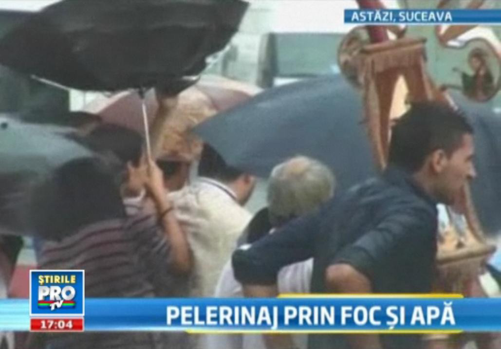 VIDEO: 8.000 de pelerini in Suceava. Au picat pe capete de la caldura si a cazut tencuiala langa ei