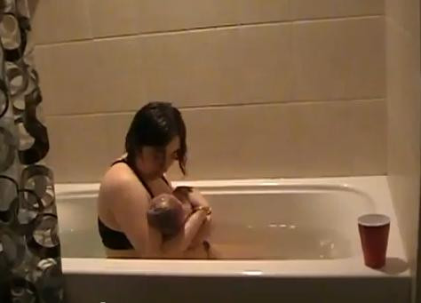 VIDEO. A socat internautii. A nascut in propria cada si si-a postat filmuletul pe net