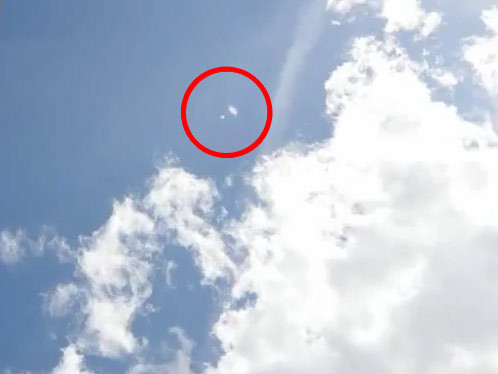 OZN-uri filmate deasupra Londrei in miezul zilei. Nava-mama, insotita de cateva escadrile. VIDEO