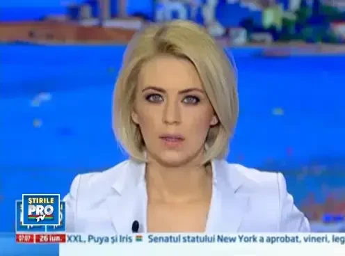 Litoralul, ravasit de vreme: nisipul, ridicat in fuioare si o macara, prabusita in portul Constanta