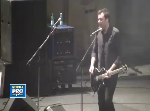 Cea mai originala cerere in casatorie la concertul Lake of Tears din Arenele Romane. VIDEO