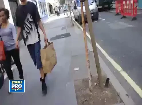 OZN-uri filmate deasupra Londrei in miezul zilei. Nava-mama, insotita de cateva escadrile. VIDEO