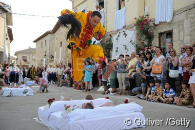 FOTO. Saritura Diavolului. Zeci de bebelusi,la un pas sa fie calcati pe capete intr-un ritual socant