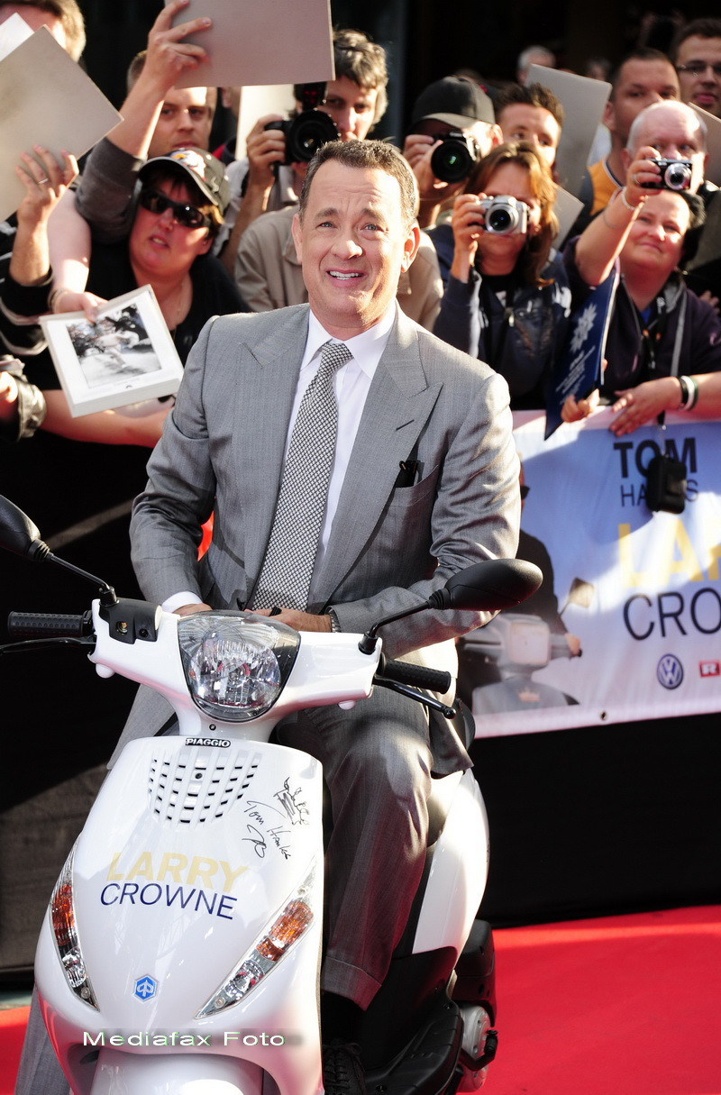 Tom Hanks a venit cu scuterul la premiera noului sau film "Larry Crowne"