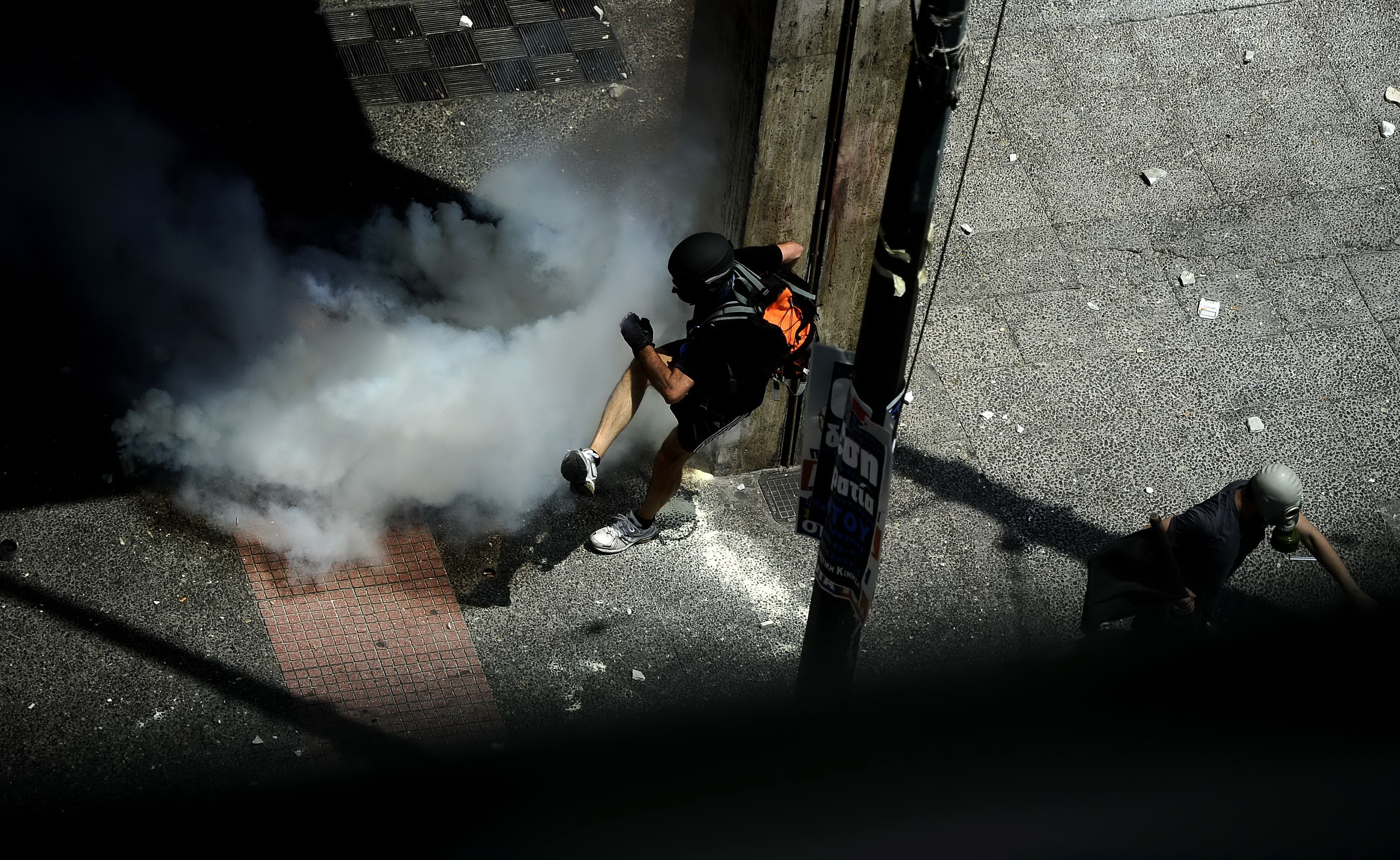 In Atena protestele continua. FMI: Criza din Grecia s-ar putea extinde si in Statele Unite