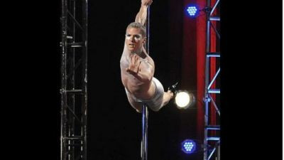 Asa ceva nu ai vazut! Un barbat danseaza la bara mai bine ca o femeie! VIDEO