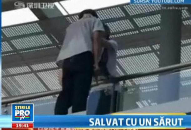 IMAGINILE ZILEI. A fost salvat de la sinucidere de sarutul unei necunoscute