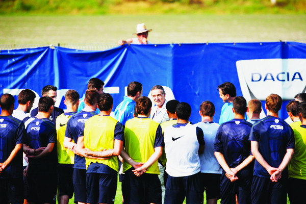 Criza financiara la Steaua! Jucatorii i-au sarit in cap lui Gigi Becali: "Da-ne banii!"