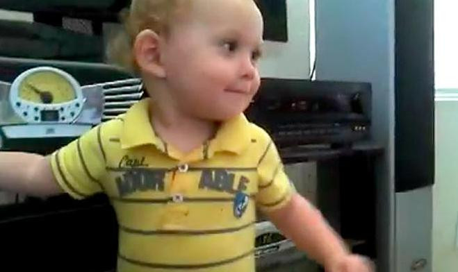 Cel mai tanar fan al heavy metal-ului. A atras atentia formatiei pe a carei melodie da din cap.VIDEO