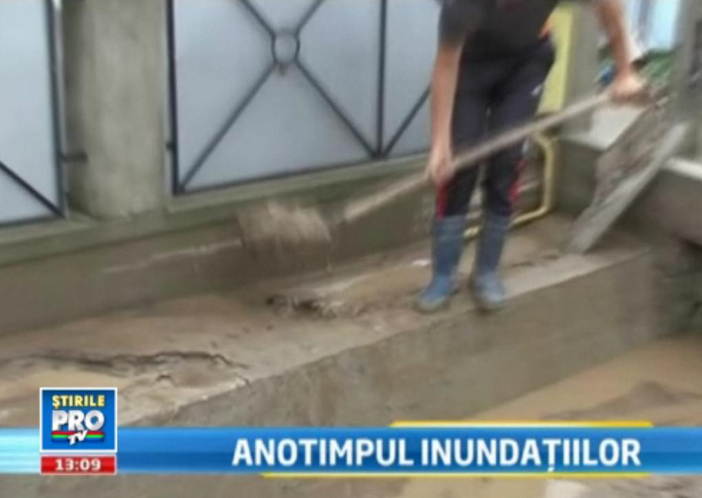 Noroi, apa sarata si petrol. Cocktailul murdar care a distrus mai multe case dintr-un sat prahovean